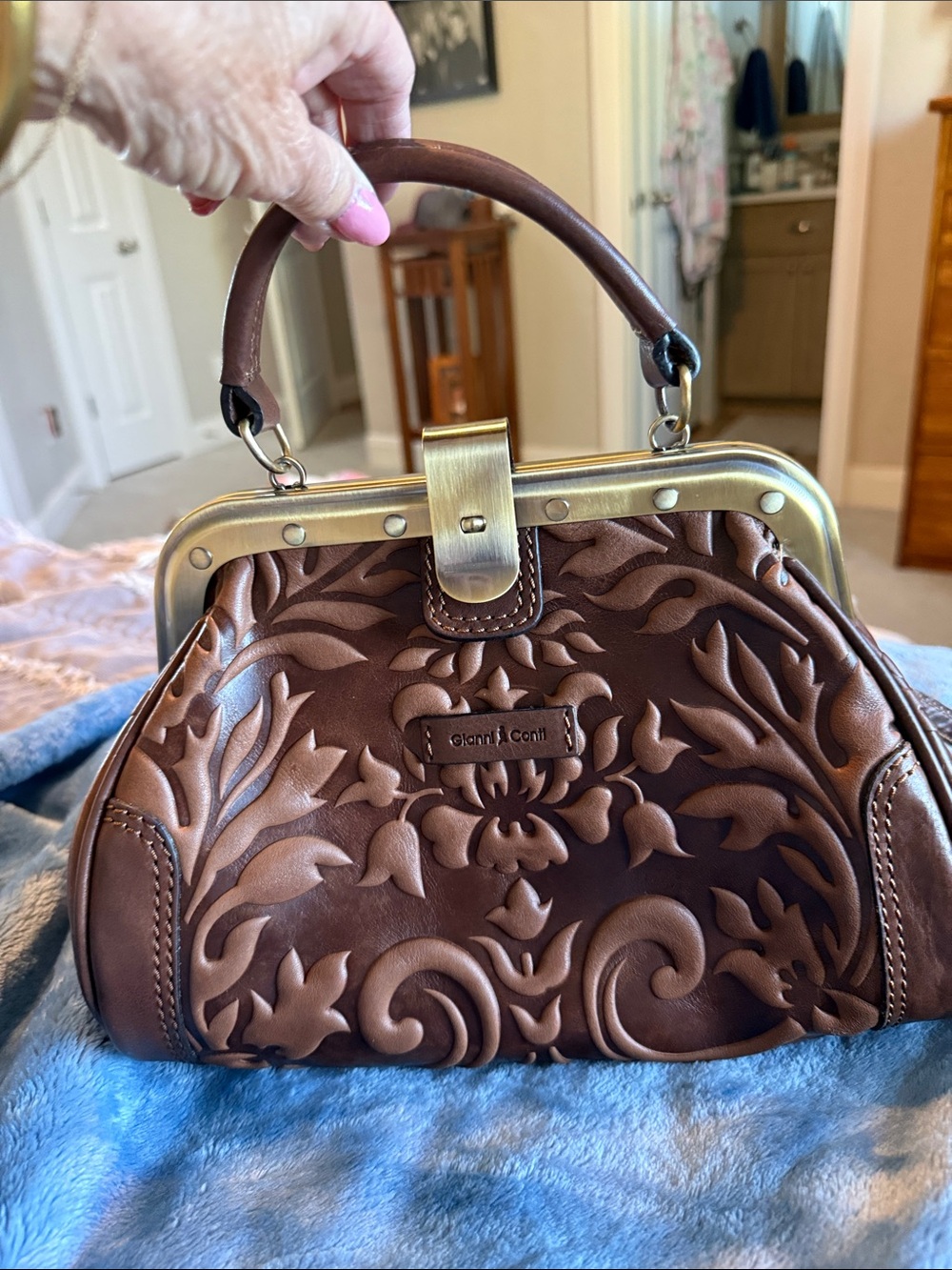 Gianni Conti leather handbag with shoulder strap for crossbody.
